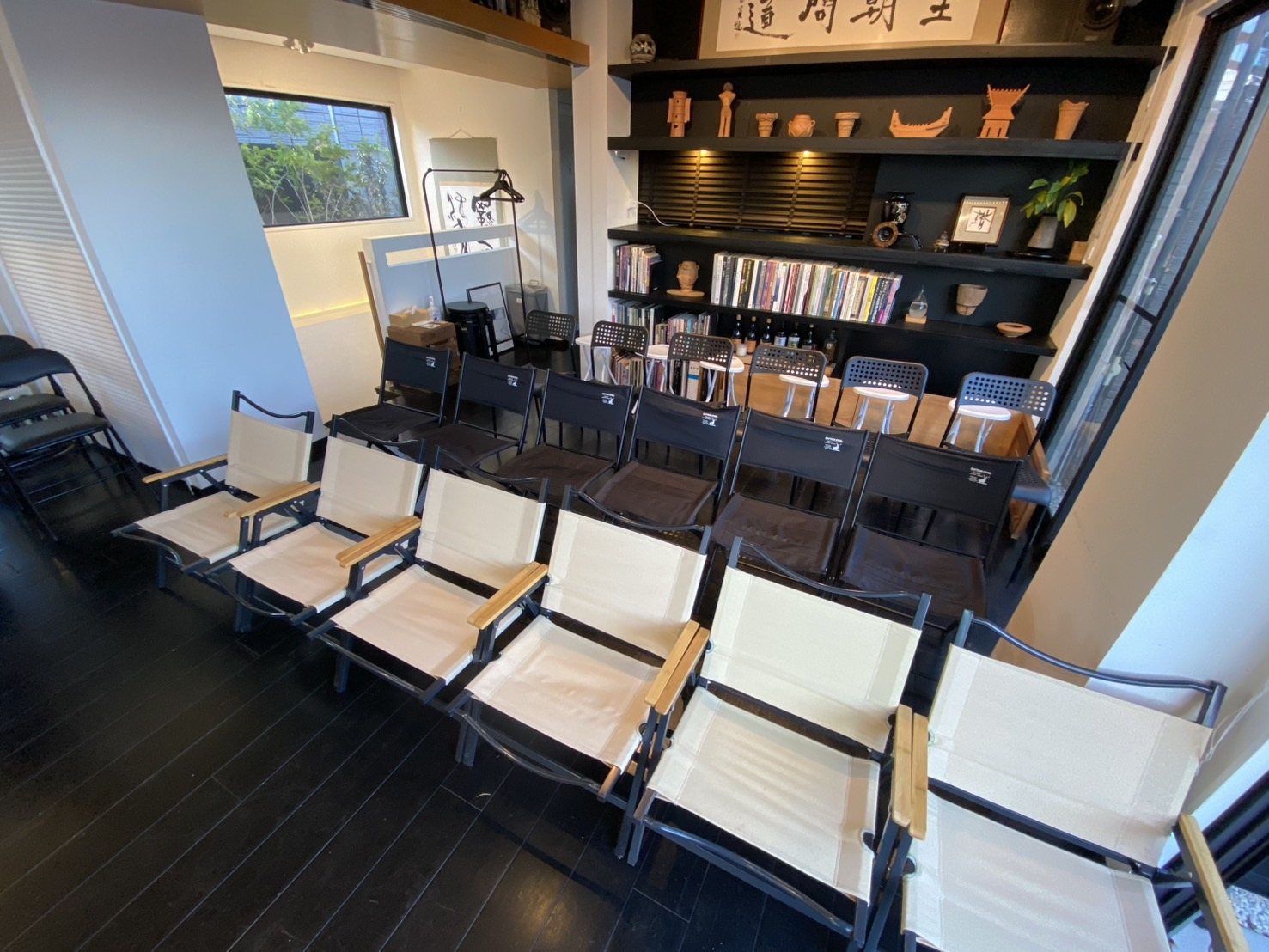 壁面沿いに椅子を並べた配置